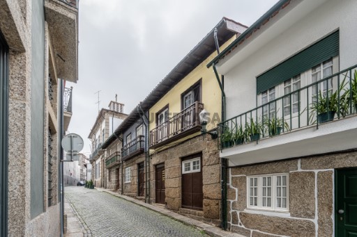 Prédio para Investimento composto por 3 T0 e 1 T1 | Rua Francisco Agra - Guimarães