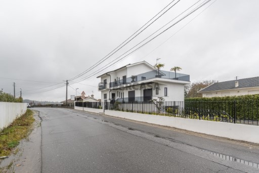 Moradia T4 + T1 com Jardim, Garagem e Excelente Localização - Sousa, Felgueiras