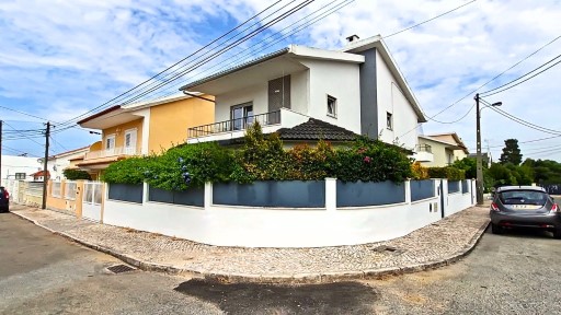 Moradia T4 Isolada com Terraço, Churrasqueira e Garagem em São Domingos de Rana