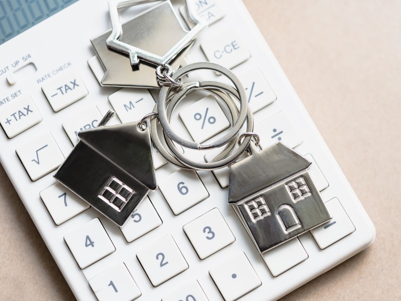 calculadora com chaveiro de imagem de casas